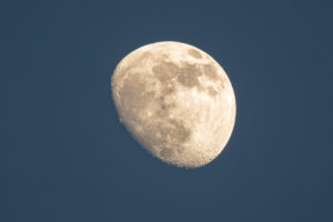 Der zunehmende Mond im dunkelblauen Himmel Der zunehmende Mond im dunkelblauen Himmel